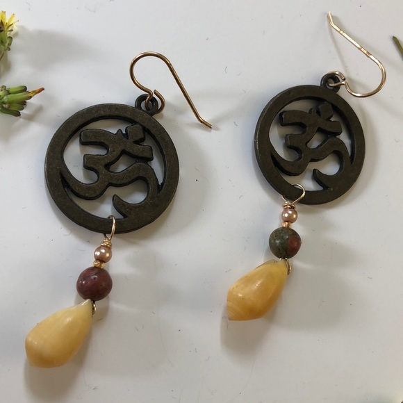 ✨BOGO EARRINGS✨ - Picture 2 of 3